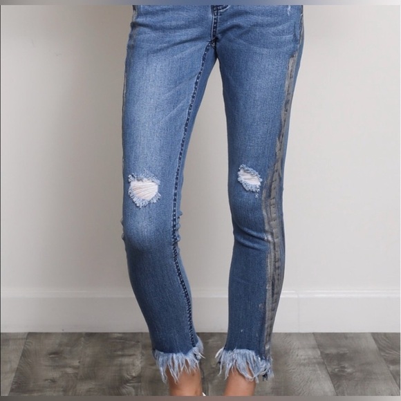 Mid-rise jeans with frayed hem and metallic detail on the side - Picture 2 of 10